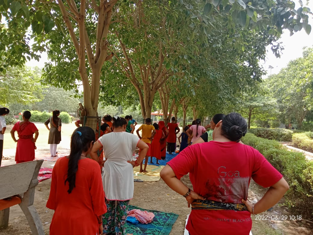 नवलोक महिला पंचायत में योगा कैंप